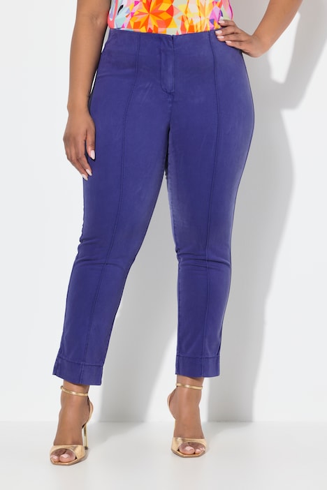 Pantalon avec passepoil et taille élastique. Coupe ajustée avec fente sur le bas de jambe.