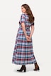 Robe à carreaux en lin mélangé. Col rond, manches courtes et patte de boutonnage.