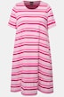 Robe midi à rayures. Poches, décolleté rond et manches courtes. Silhouette en A.