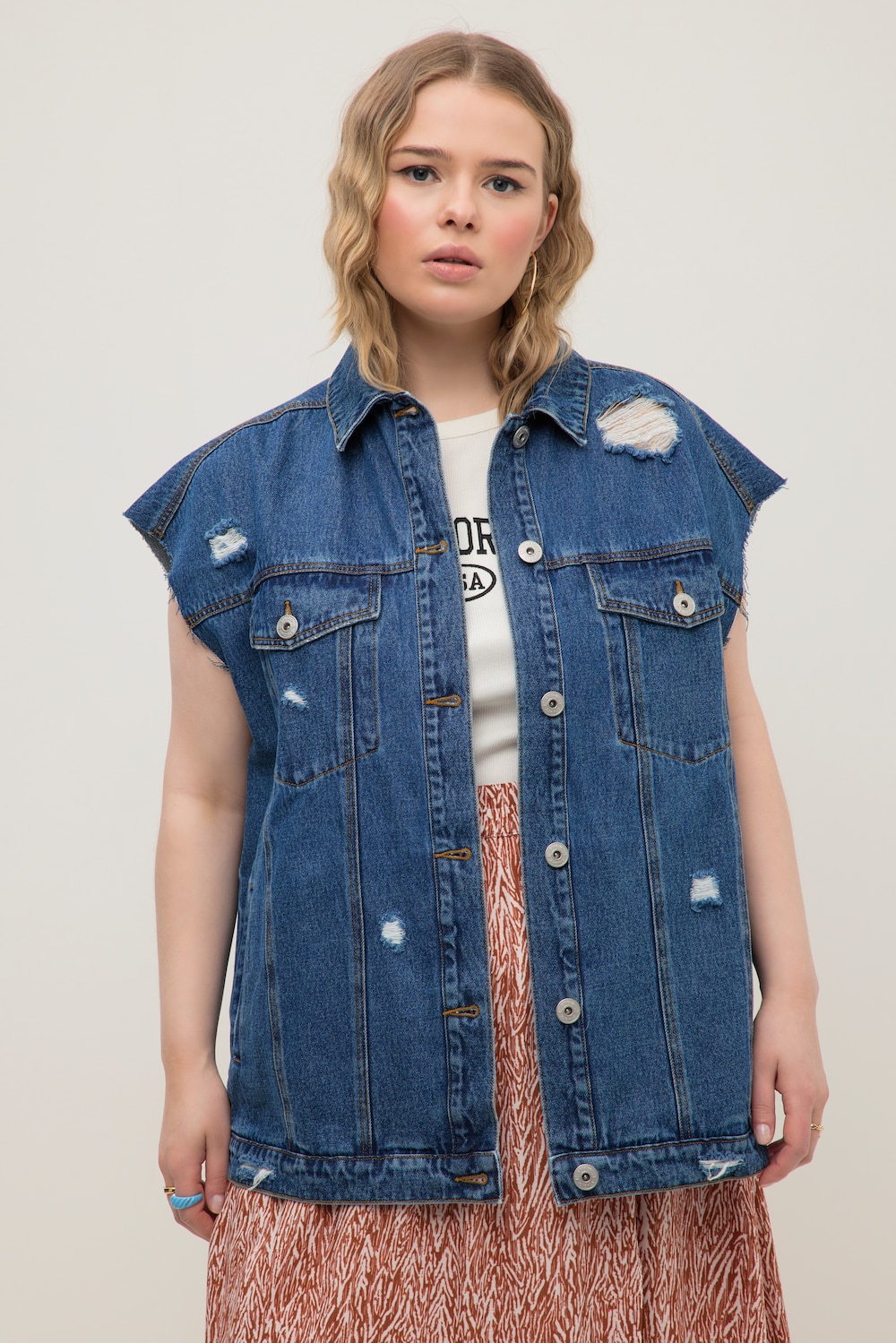 grandes tailles gilet en jean oversized. détails destroy. col chemise., femmes, bleu, taille: 48/50, coton, studio untold