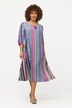 Caftan silhouette en A. Motif ethnique. Col tunisien, manches 3/4.
