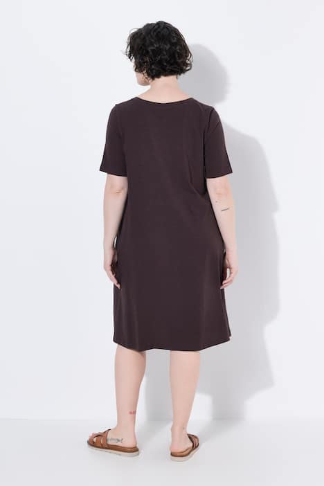 Robe en jersey avec poches, coupe évasée, col rond et manches courtes