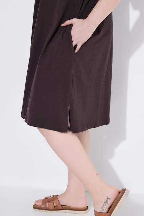 Robe en jersey avec poches, coupe évasée, col rond et manches courtes