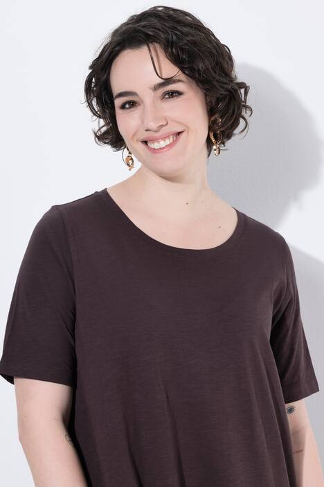 Robe en jersey avec poches, coupe évasée, col rond et manches courtes