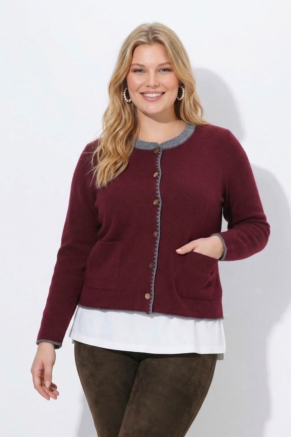 Strickjacke, Hirsch-Stickerei, Trachtenknöpfe, Stehkragen