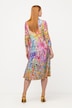 Robe midi slinky. Décolleté en V, col chemise. Manches 3/4.