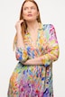 Robe midi slinky. Décolleté en V, col chemise. Manches 3/4.
