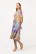 Robe midi slinky. Décolleté en V, col chemise. Manches 3/4.