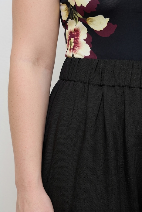 Jupe-culotte en maille fluide. Longueur mollet, jambe large. Taille élastique