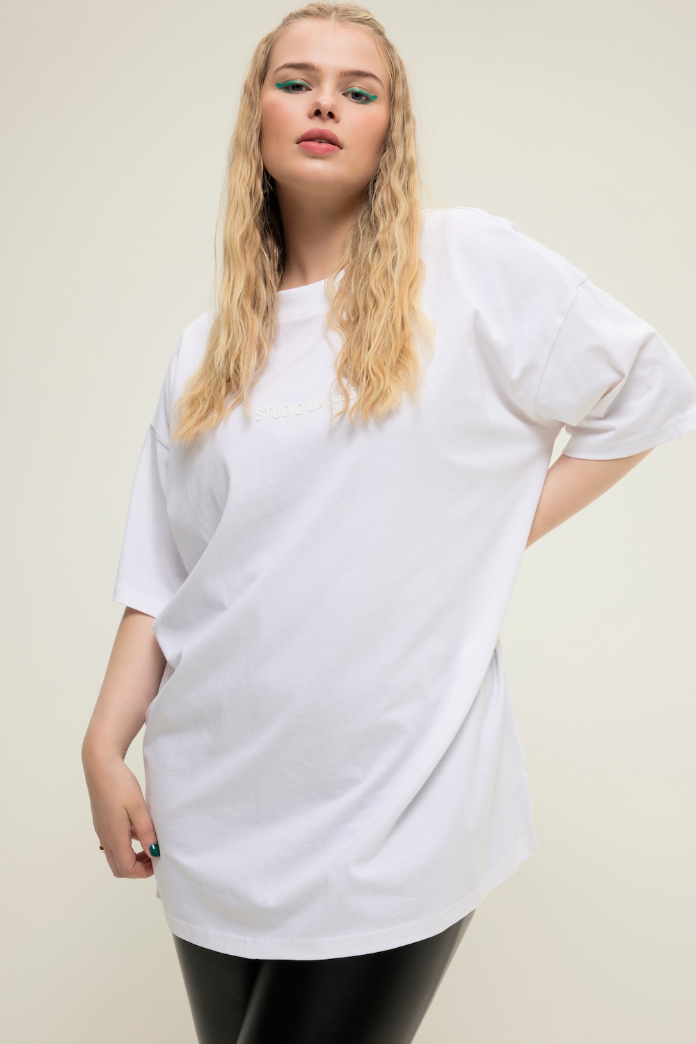 T-shirt i oversize-modell med Studio Untold-print, rund hals och kort ärm product