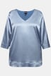 Skjortebluse af satin, kasseformet, med V-udskæring og 3/4-ærmer