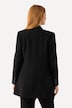 Chaqueta tipo blazer, cuello alzado, cierre de gancho, manga larga