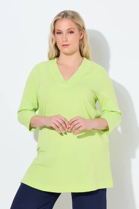 T-shirt long, coupe évasée. Décolleté en V et manches 3/4