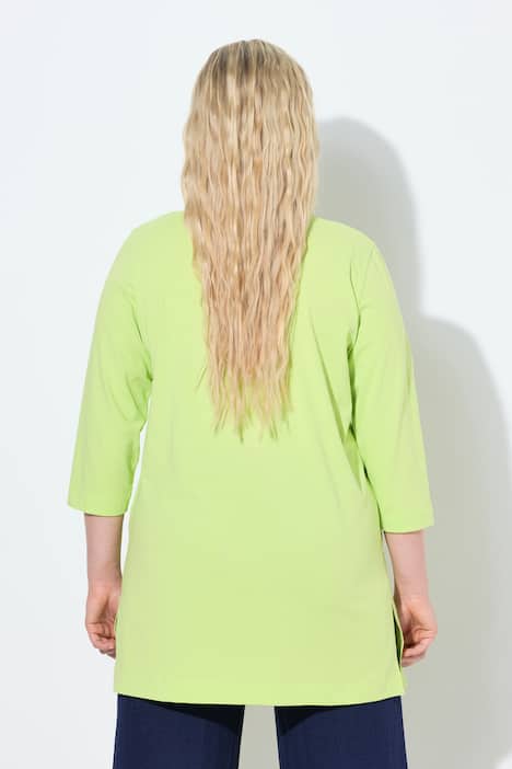 T-shirt long, coupe évasée. Décolleté en V et manches 3/4