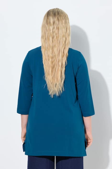 T-shirt long, coupe évasée. Décolleté en V et manches 3/4