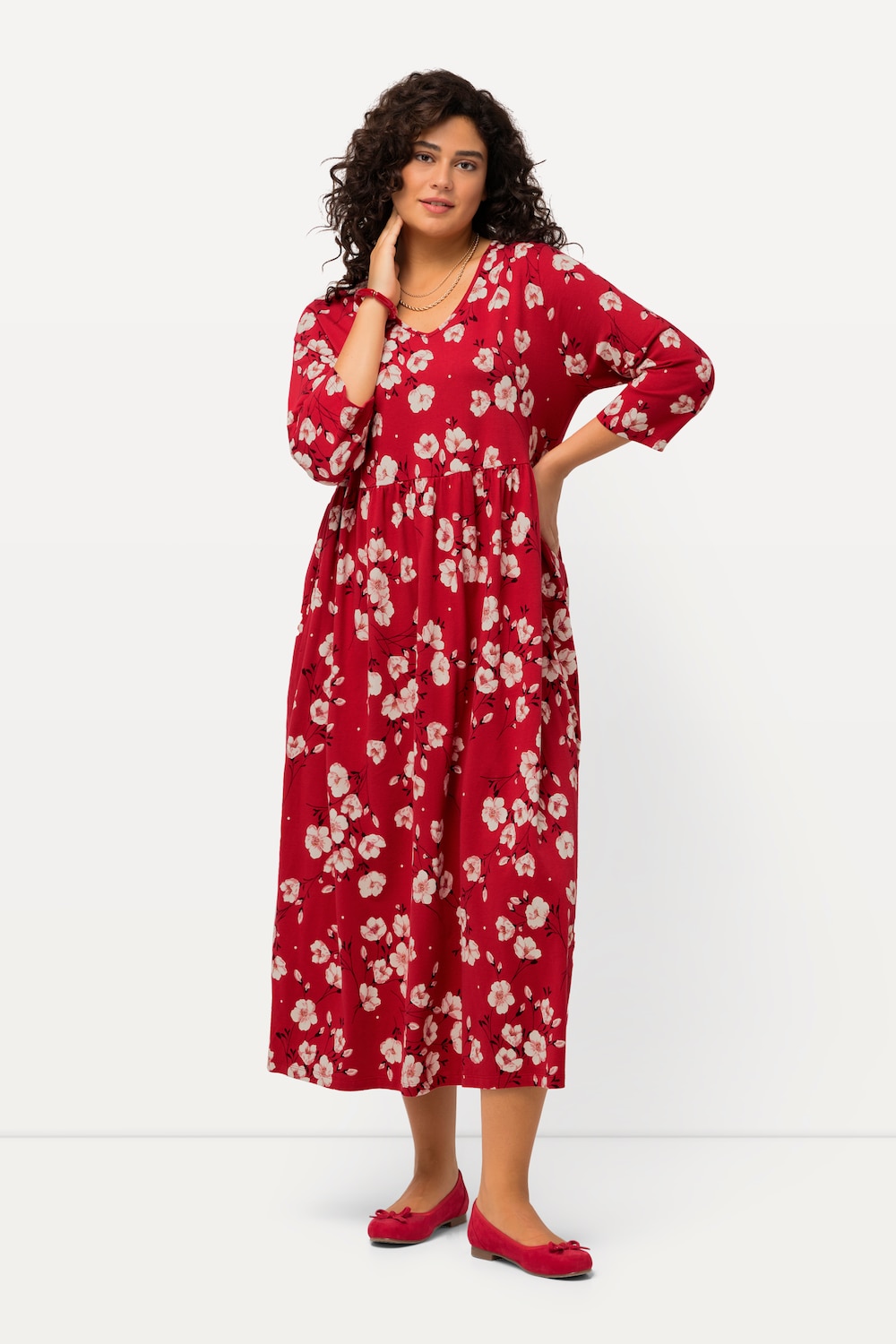 Jerseyklänning med blomprint, A-linjemodell med v-ringning och trekvartsärm product