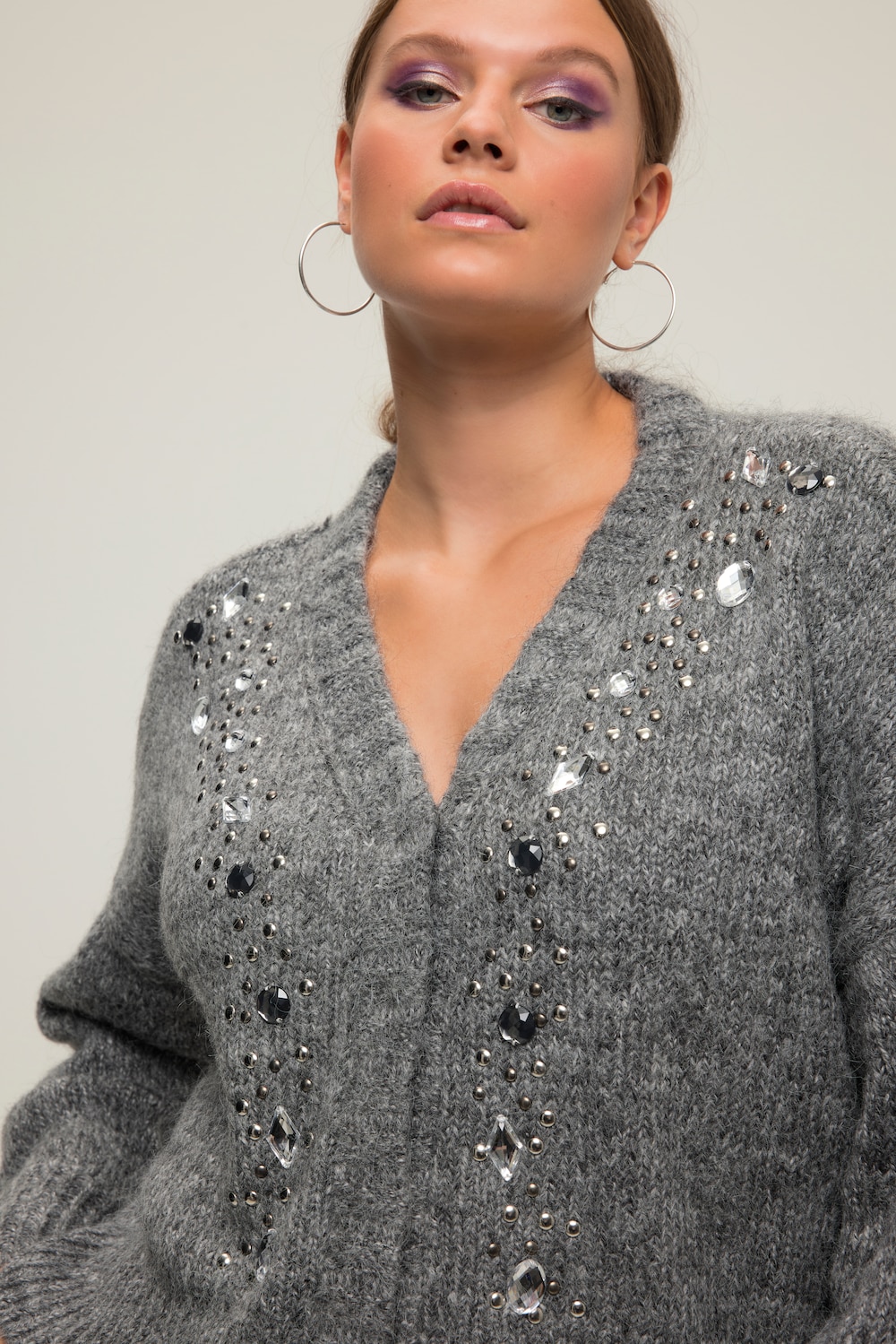 grandes tailles cardigan col v et manches longues. coupe boxy shape. petits strass fantaisie., femmes, gris, taille: 56/58, fibres synthétiques/polyester, studio untold