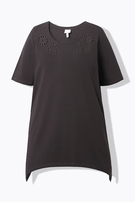 T-shirt avec broderies ajourées. Col rond et manches courtes. Coton bio.