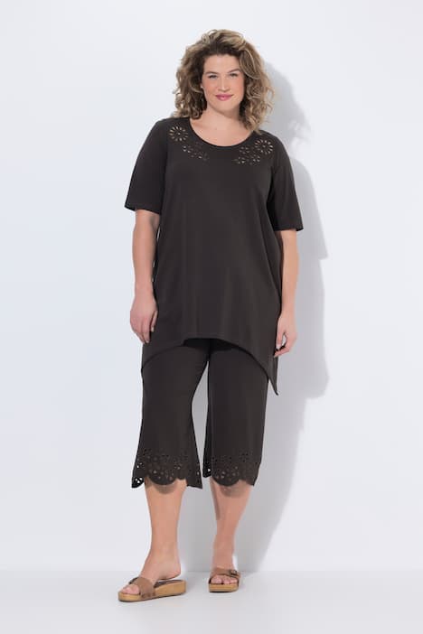 T-shirt avec broderies ajourées. Col rond et manches courtes. Coton bio.