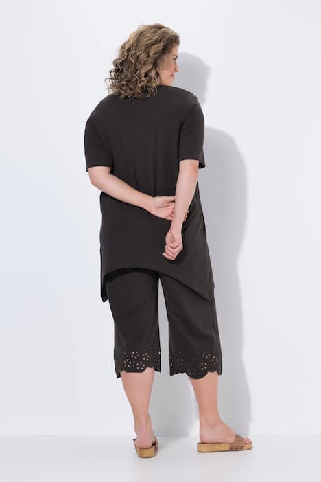 T-shirt avec broderies ajourées. Col rond et manches courtes. Coton bio.