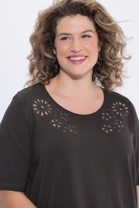 T-shirt avec broderies ajourées. Col rond et manches courtes. Coton bio.