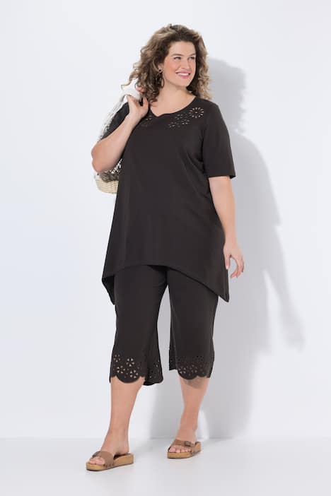 T-shirt avec broderies ajourées. Col rond et manches courtes. Coton bio.