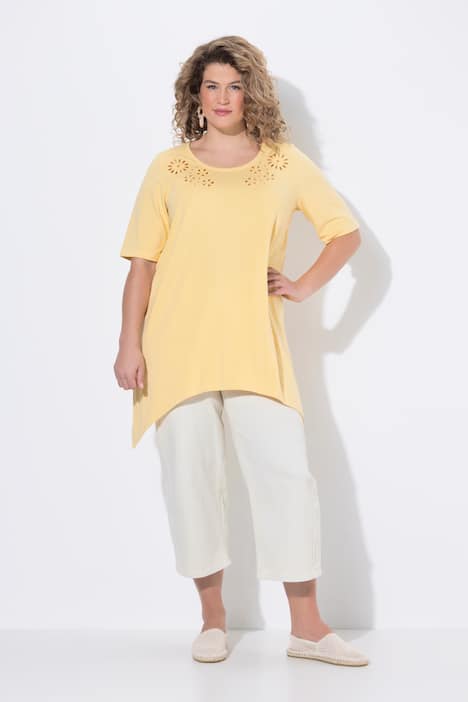 T-shirt avec broderies ajourées. Col rond et manches courtes. Coton bio.