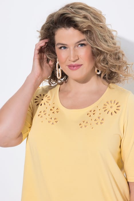 T-shirt avec broderies ajourées. Col rond et manches courtes. Coton bio.