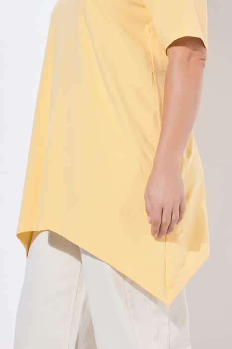 T-shirt avec broderies ajourées. Col rond et manches courtes. Coton bio.