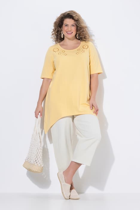 T-shirt avec broderies ajourées. Col rond et manches courtes. Coton bio.