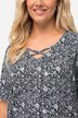 T-shirt i A-linje med blomster og V-udskæring