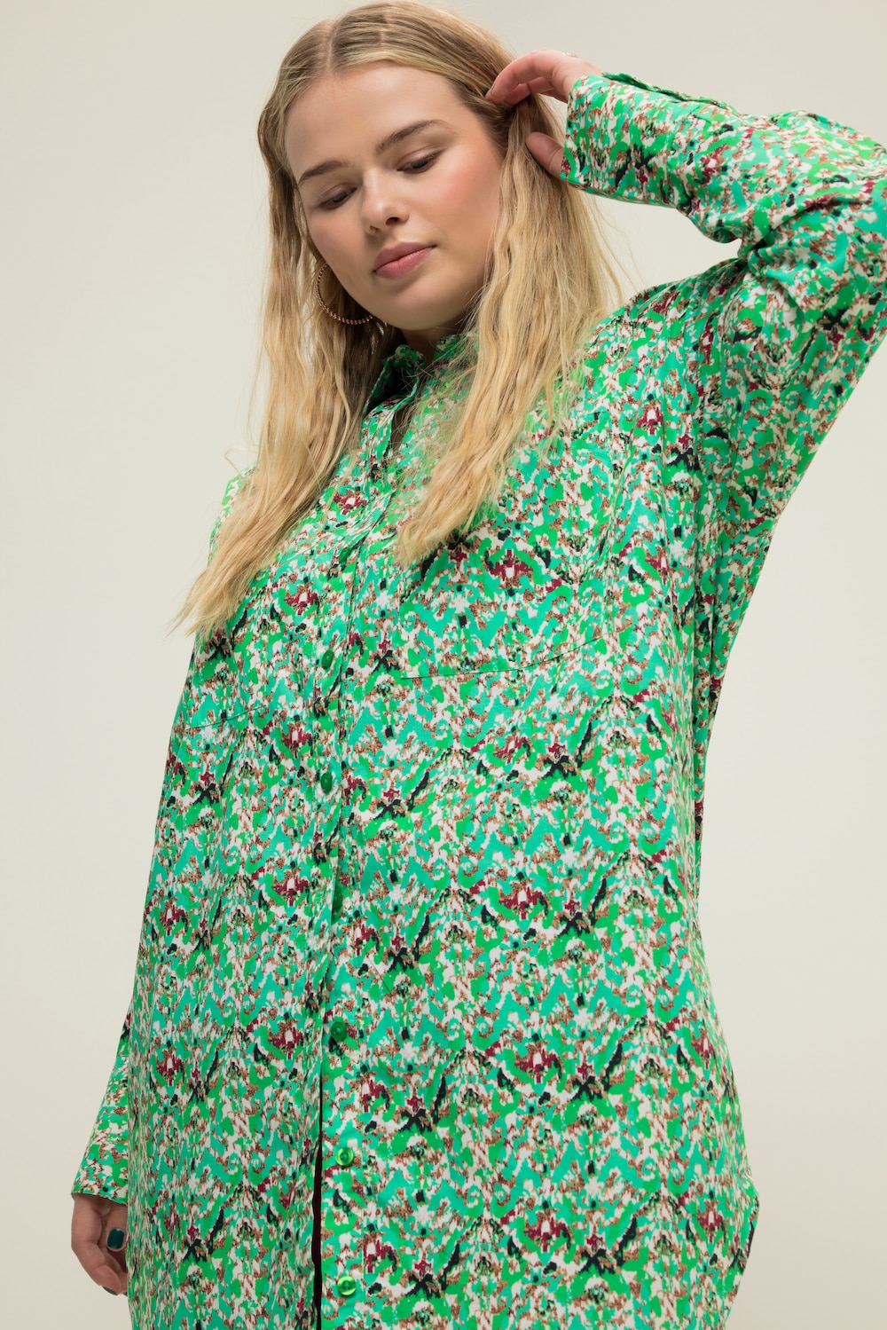 Stora storlekar Skjorta i oversize-modell med tribalprint, Dam, grön, storlek: 42/44, Bomull, Studio Untold