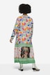 Vestido, longitud midi, estampado parcheado, escote de túnica, manga larga