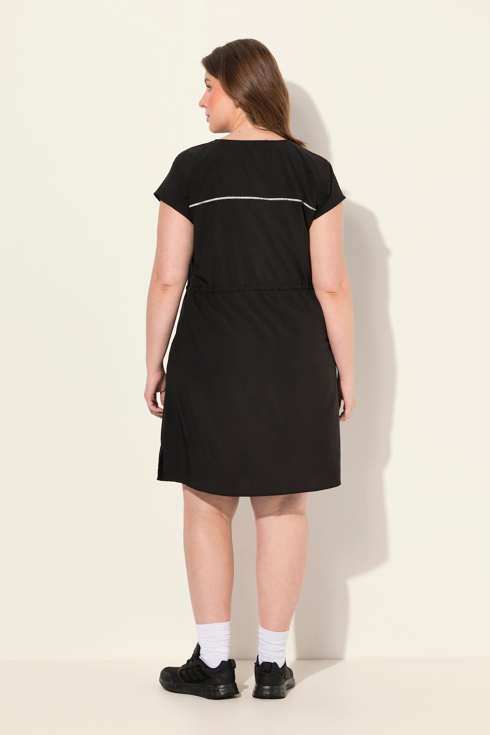 Robe Noire évasée Taille 46 - Sans Marque - Longueur Genou - Occasion Très Bon état - Style Facile à Porter