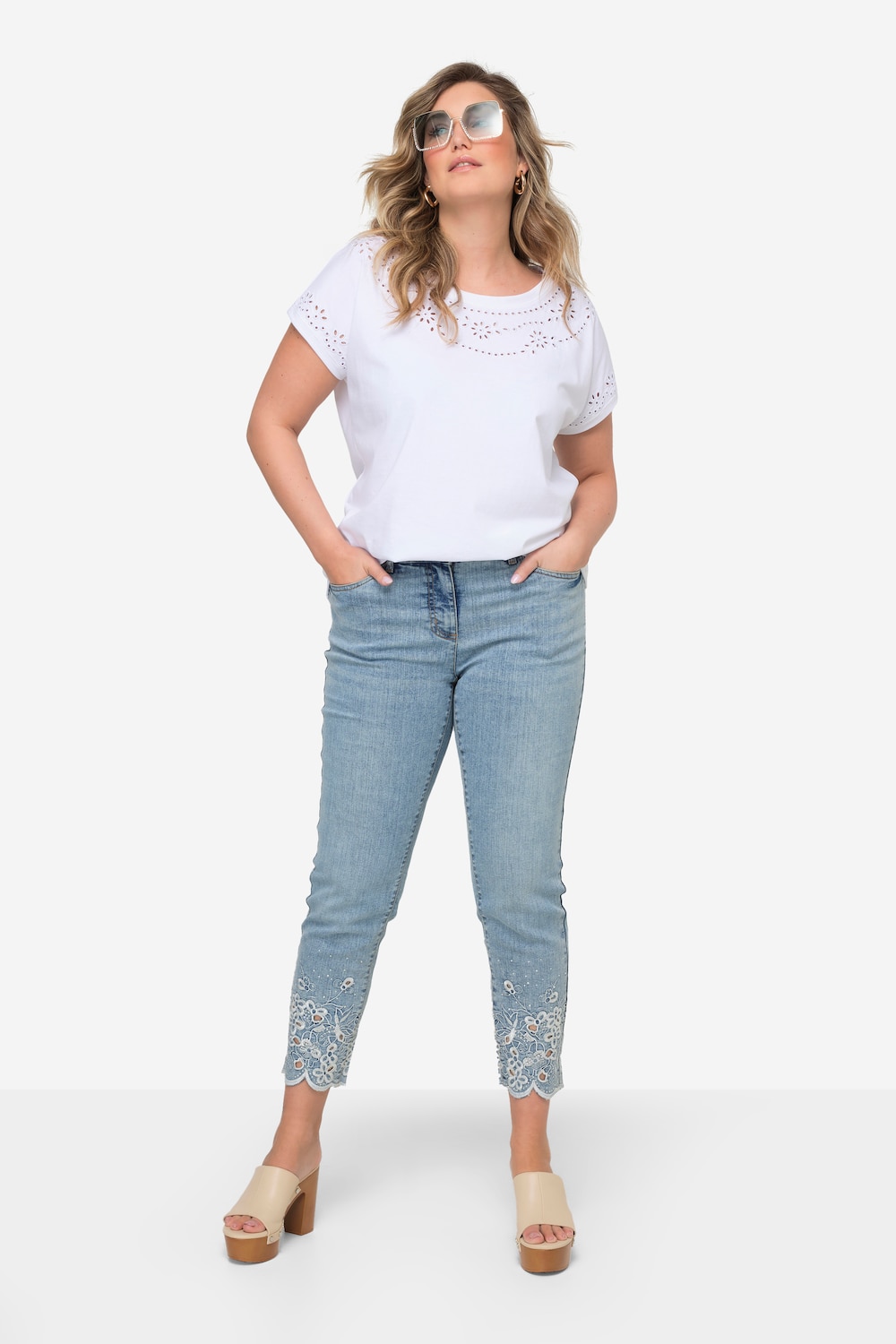 Jeans, Slim Fit, Saum mit Loch-Stickerei, 5-Pocket