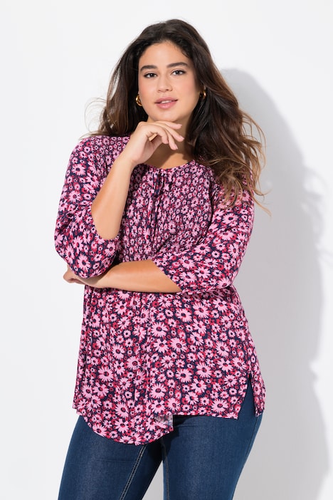 Blouse smockée, motif à fleurs. Décolleté rond et manches 3/4. Cordon