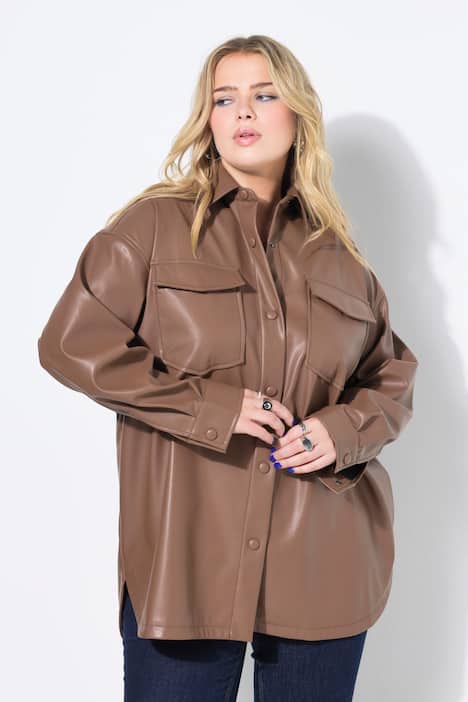 Chemise oversize en simili. Manches longues et poches poitrine