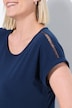 Chemise de nuit, empiècement en dentelle. Décolleté rond et manches courtes