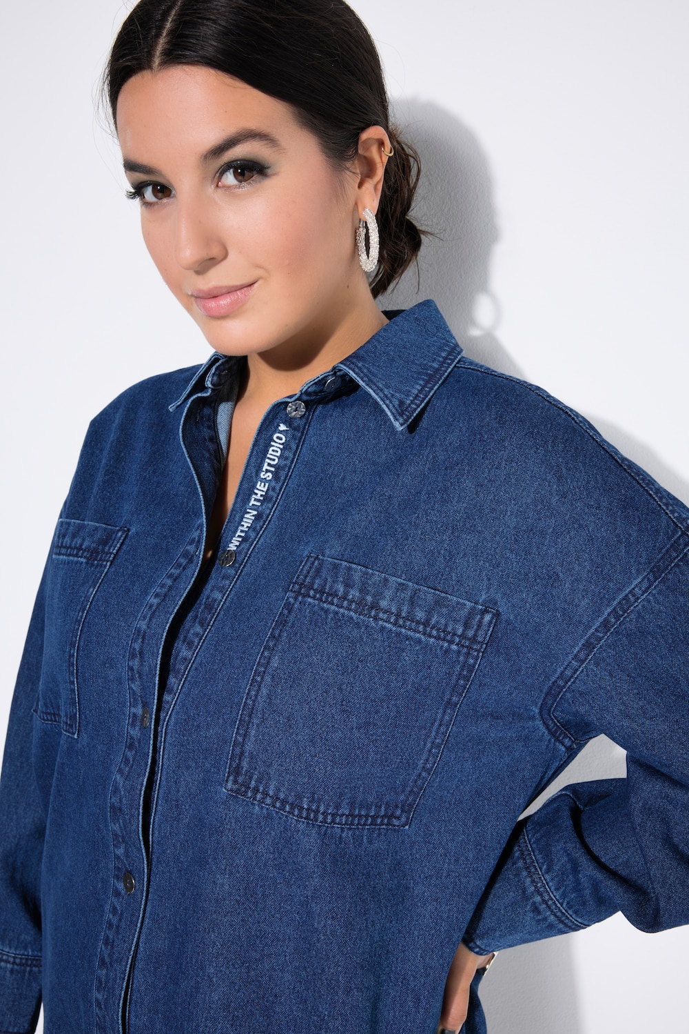 Denimskjorte, oversized, broderi på knappestolpen