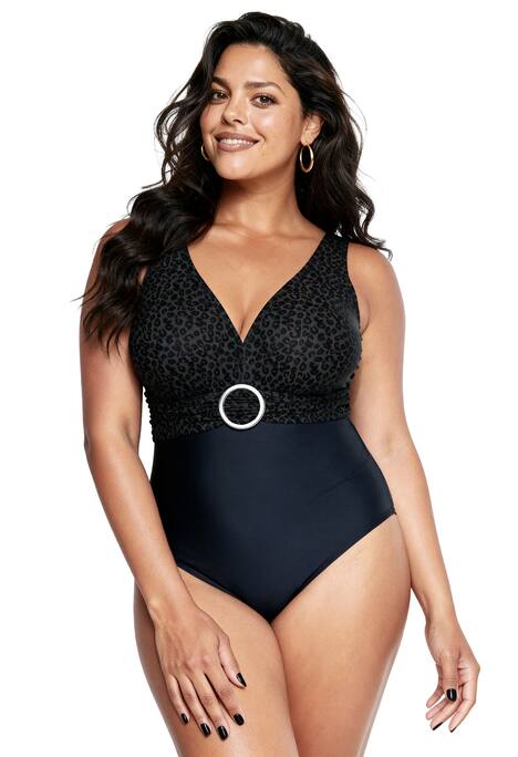 Plavky, ozdobný kruh, měkké košíčky, hluboký výstiřh na zádech