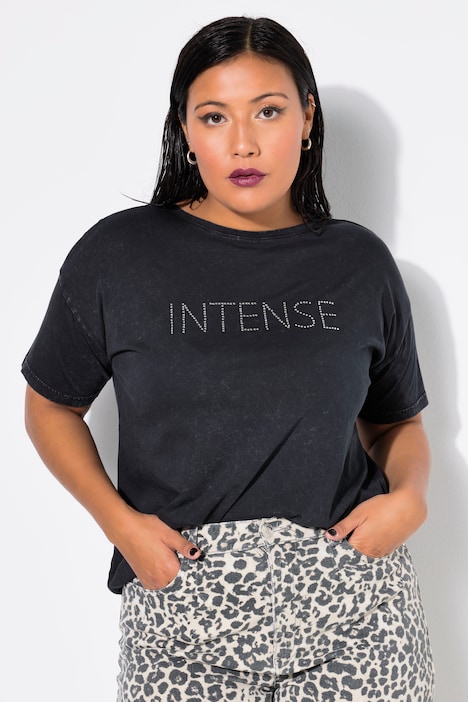 T-shirt oversize, look vintage, message en lettres brillantes