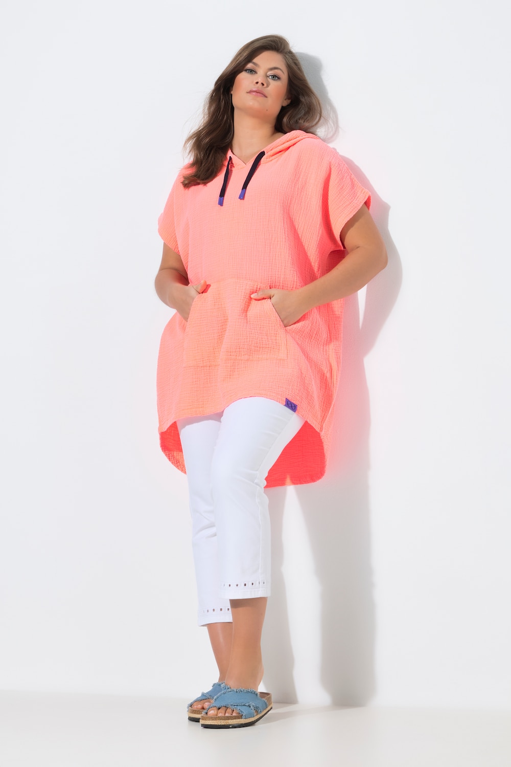 Musselinbluse med kort ærme og hætte