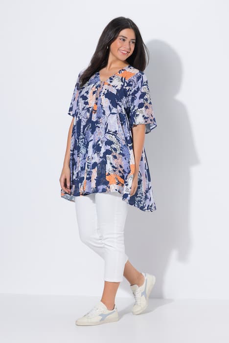 Blouse, motif animaux de la jungle. Décolleté carré et manches courtes. Coupe évasée