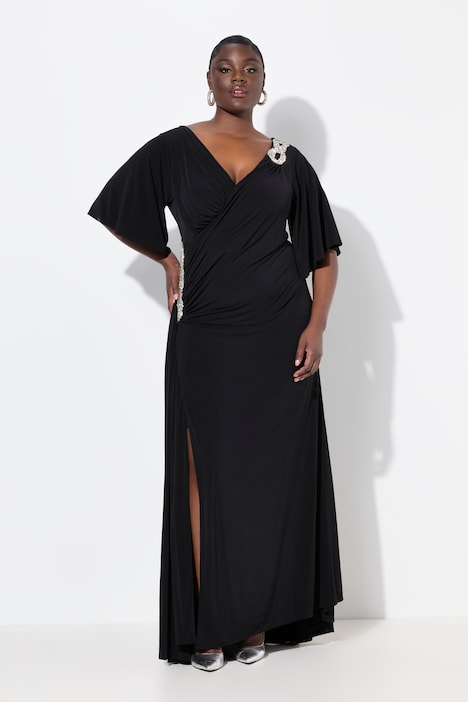 Robe maxi drapée, manches en cloche et bijou fantaisie sur l'épaule