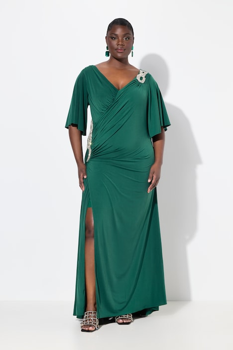 Robe maxi drapée, manches en cloche et bijou fantaisie sur l'épaule