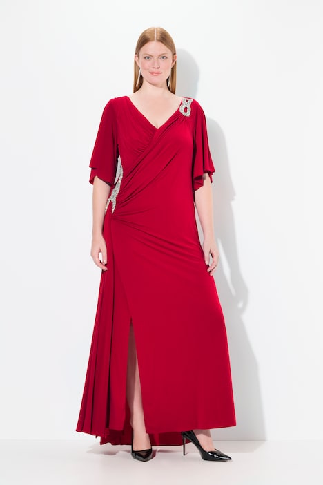 Robe maxi drapée, manches en cloche et bijou fantaisie sur l'épaule