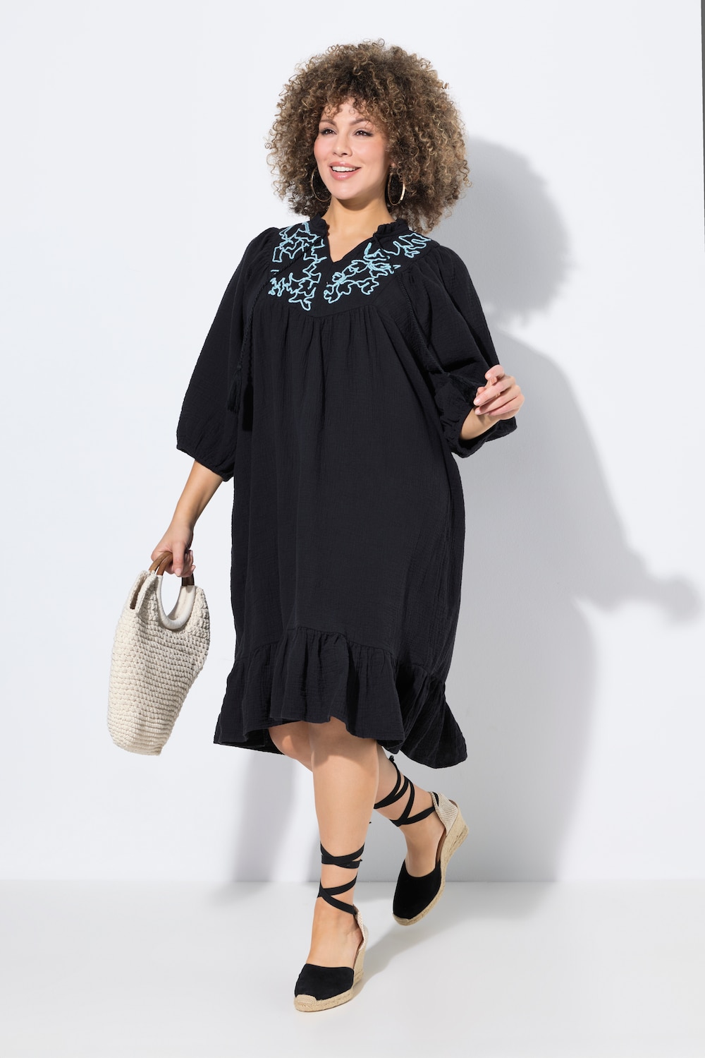 Musselin-Kleid, Stickerei, Tunika-Ausschnitt, 3/4-Arm