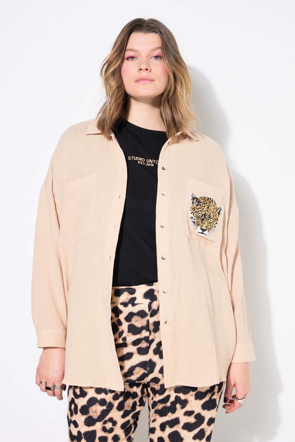 Musselin Bluse, oversized, Tasche mit Leo-Patch