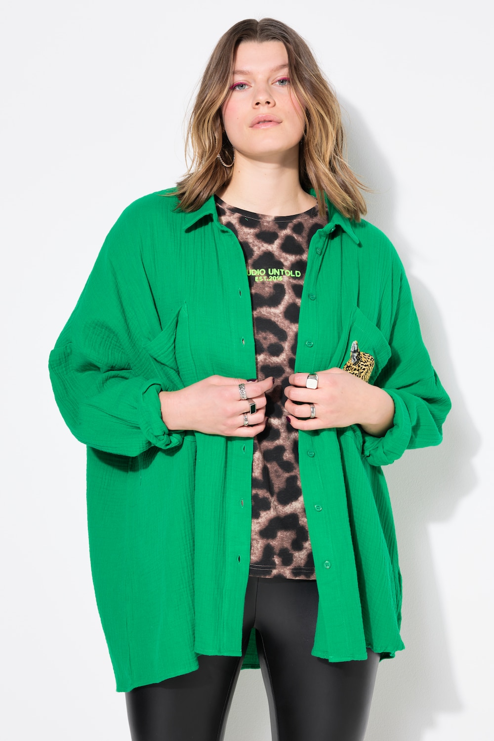 Musselin Bluse, oversized, Tasche mit Leo-Patch