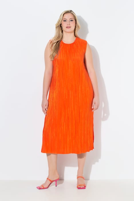 Robe midi plissée. Sans manches. Encolure ronde